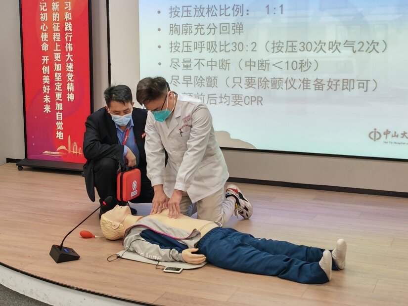 醫(yī)生現(xiàn)場示范心肺復(fù)蘇.jpg